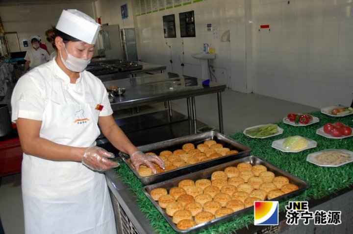 霄云煤矿自制月饼惠职工