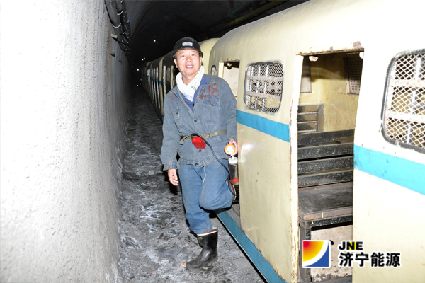 花园煤矿：东翼轨道大巷人车通行助生产