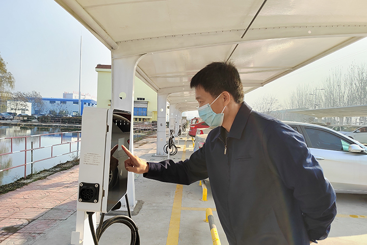 1673404780892666.jpg 义桥煤矿新建新能源便捷式充电桩车位36个,配备充电基础设施的比例达到了公共车位数量的11.3%,解决了充电难的问题。(地点:义桥煤矿,拍摄:汤楠楠)1.jpg