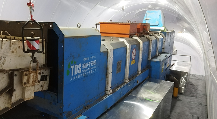 1674003793703832.jpg 义桥煤矿井下TDS干选系统与井上绿色低碳循环智控中心制浆系统联合试运行,率先在C5301充填巷进行充填。图为井下干选系统TDS干选机,进行井下煤矸分离。.jpg