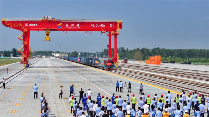 人民网丨山东济宁：龙拱港铁路专用线通车运营