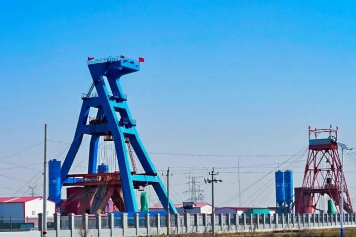 金桥煤矿二号井主立井井筒安全顺利落底