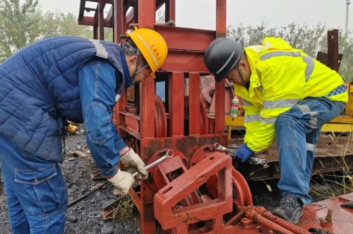 节支降耗看一线丨花园煤矿巧手改装废旧滑轮节省资金千余元